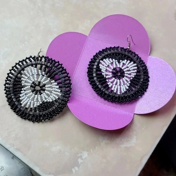 Handmade Black and white beaded circle earrings - Picture 3 of 9